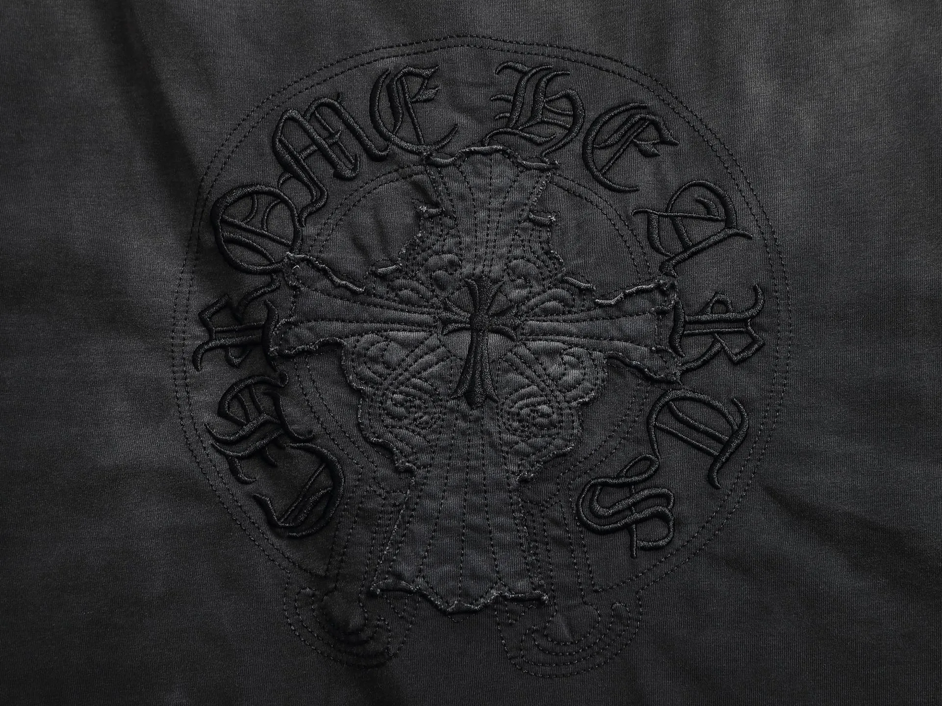 P210 𝗖𝗵𝗿𝗼𝗺𝗲 𝗛𝗲𝗮𝗿𝘁𝘀/Cro Heart 2025 Cross Patch Embroidery Summer New Original Single Counter American Acid Washed Distressed Laser Burnt Patch Embroidery Couple Casual Short Sleeve T-shirt 👑The highest version! Customized fabric 300g double yarn! American acid-washed and distressed original fabric laser burnt ✟appliqué embroidery and exquisite embroidery of letters! The best-selling model at the counter. It is very comfortable to wear. It is low-key yet luxurious. It is very classy when worn. The large size and tailoring are needless to say. The upper body is exquisite and vivid. 👍High-end first-class materials. A truly palace-level product. The cotton from Turkey is of outstanding quality. After heavy washing, the clothes are very soft! Not picky, the upper body is absolutely stylish and extremely luxurious. Auxiliary materials: The original model has been authenticated and labeled ➕100% silk washed with water label. Genuine purchase-grade original hangtag➕matching hanging rope➕3D hanging beads➕original packaging bag. Craftsmanship: The original version has consistent wiring! The highest version of the armhole matching technique! Countless times of pattern making to 100% restore the original appearance! The correct version is the same for men and women, super eye-catching, super good-looking, and super atmospheric! Color: White Black Size: S-XL